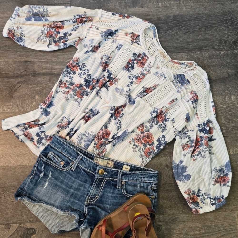 Gimmicks from BKE Floral White and Blue 3/4 Sleeve Shirt